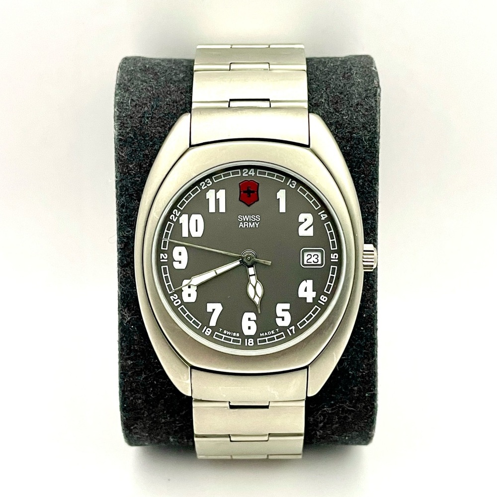 Rare Victorinox Swiss Army Whisper Titanium/Sapphire Men’s Watch - New Battery